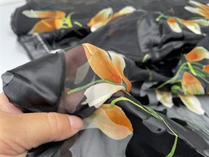 Fastvævet chiffon - sort med abrikos farvede blomster